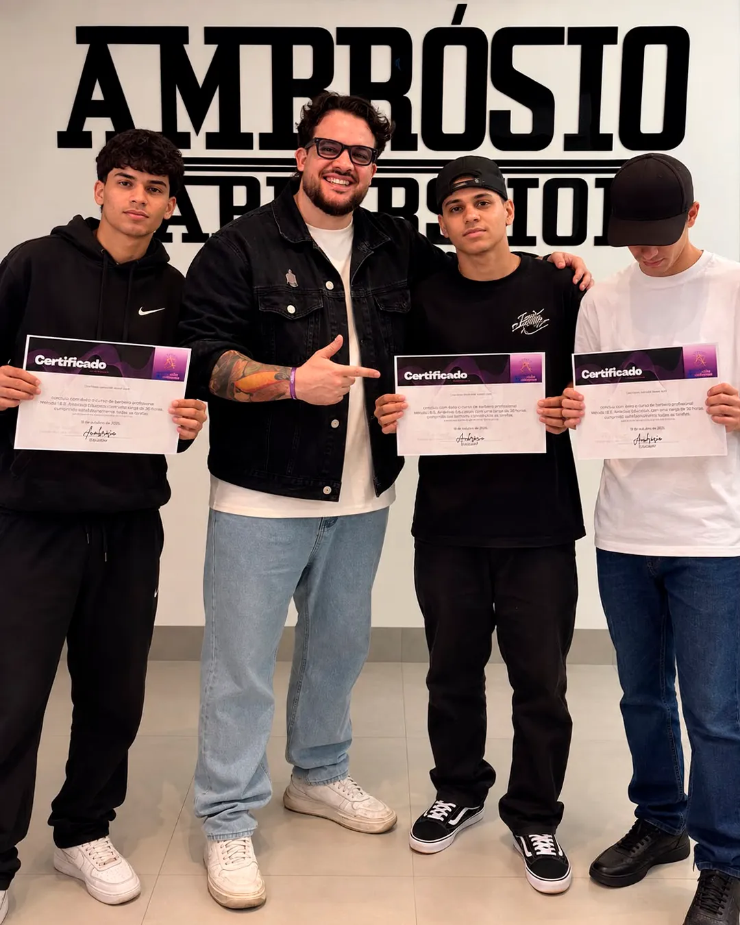 Turma de alunos formados com seus certificados