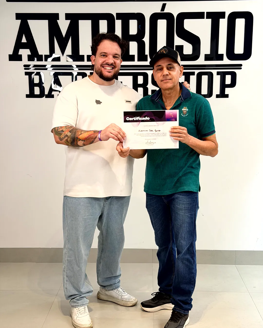 Aluno recebendo o certificado de conclusão