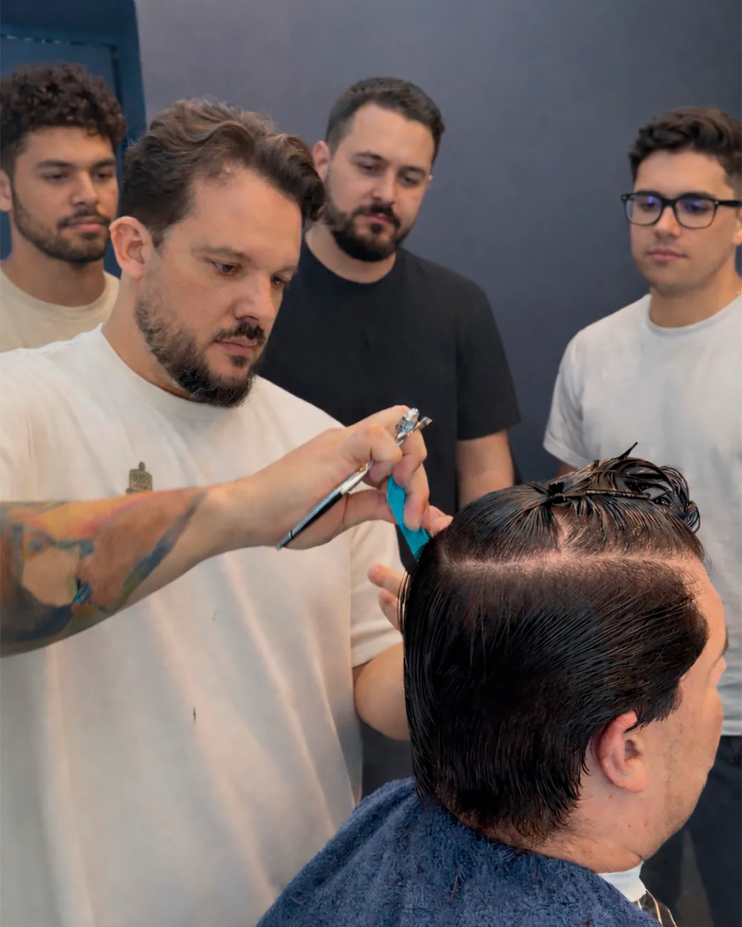 Alunos acompanhando uma demonstração de corte
