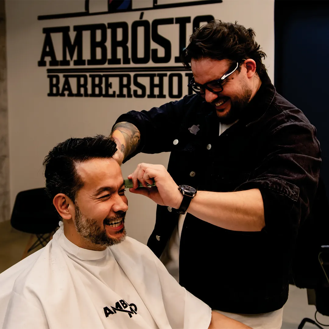 Cliente sorrindo durante o atendimento